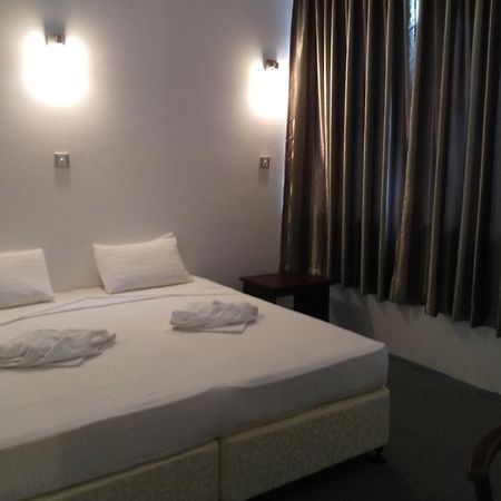 West Inn Colombo Exteriör bild