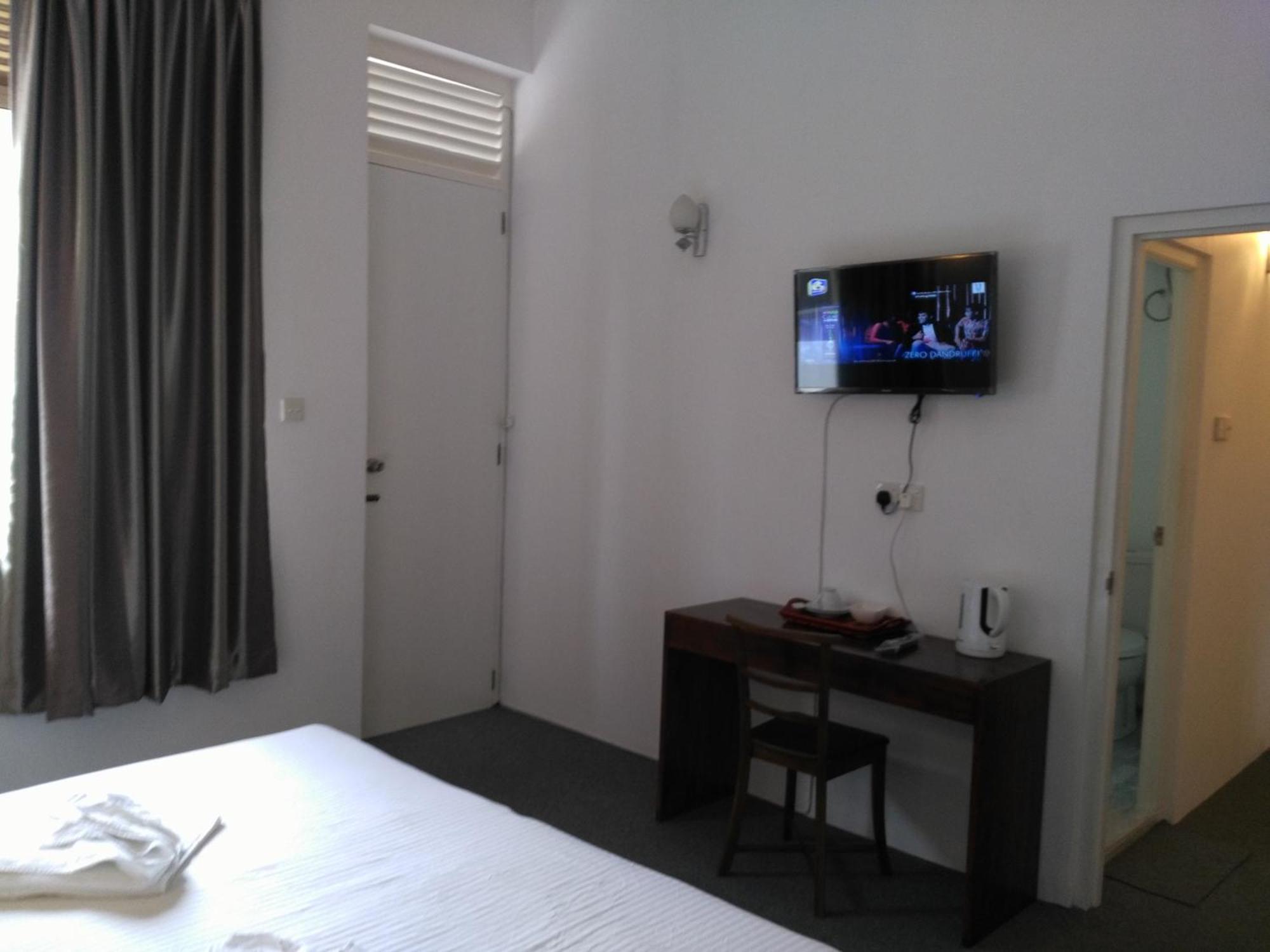West Inn Colombo Exteriör bild