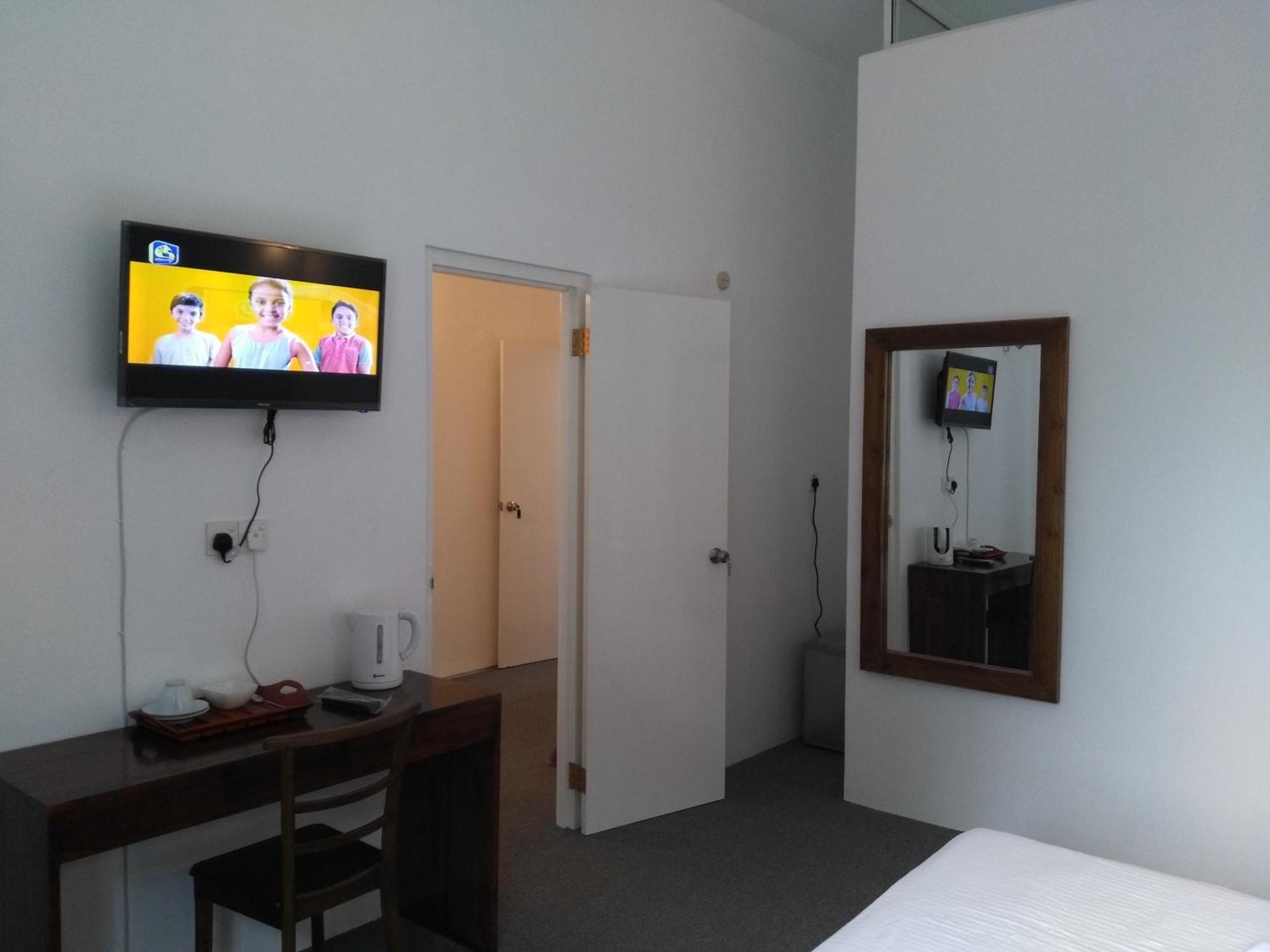 West Inn Colombo Exteriör bild