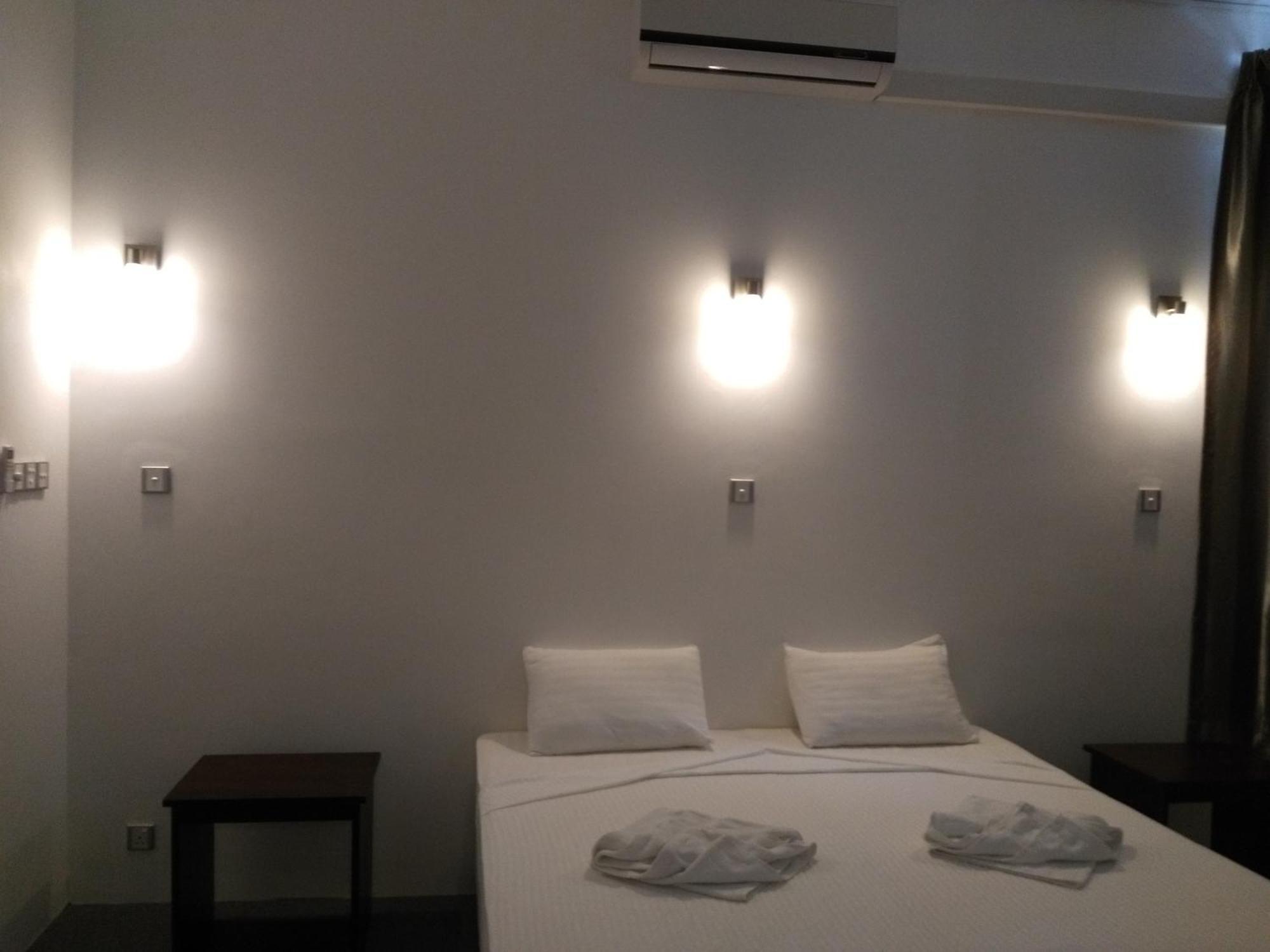 West Inn Colombo Exteriör bild