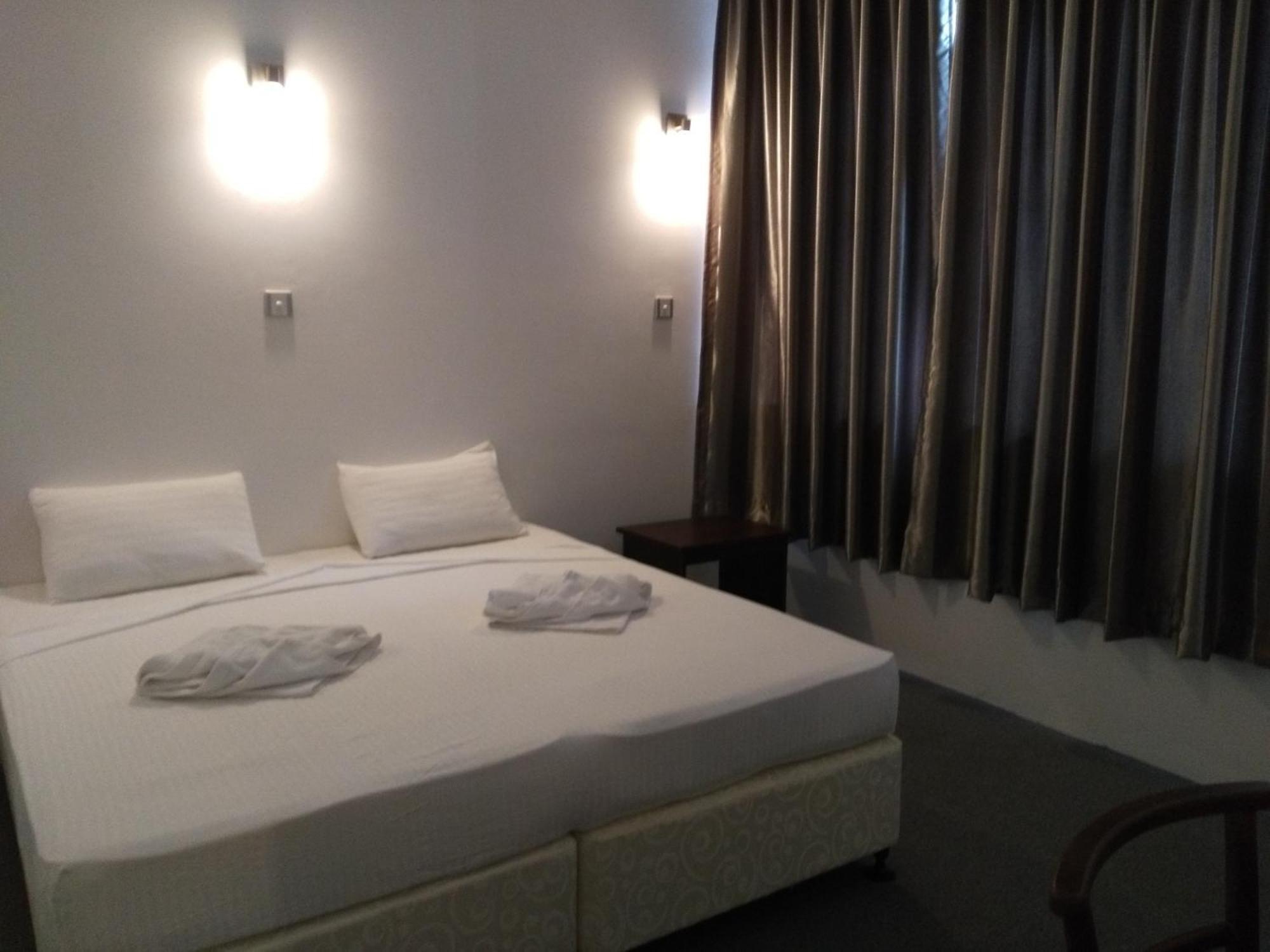 West Inn Colombo Exteriör bild